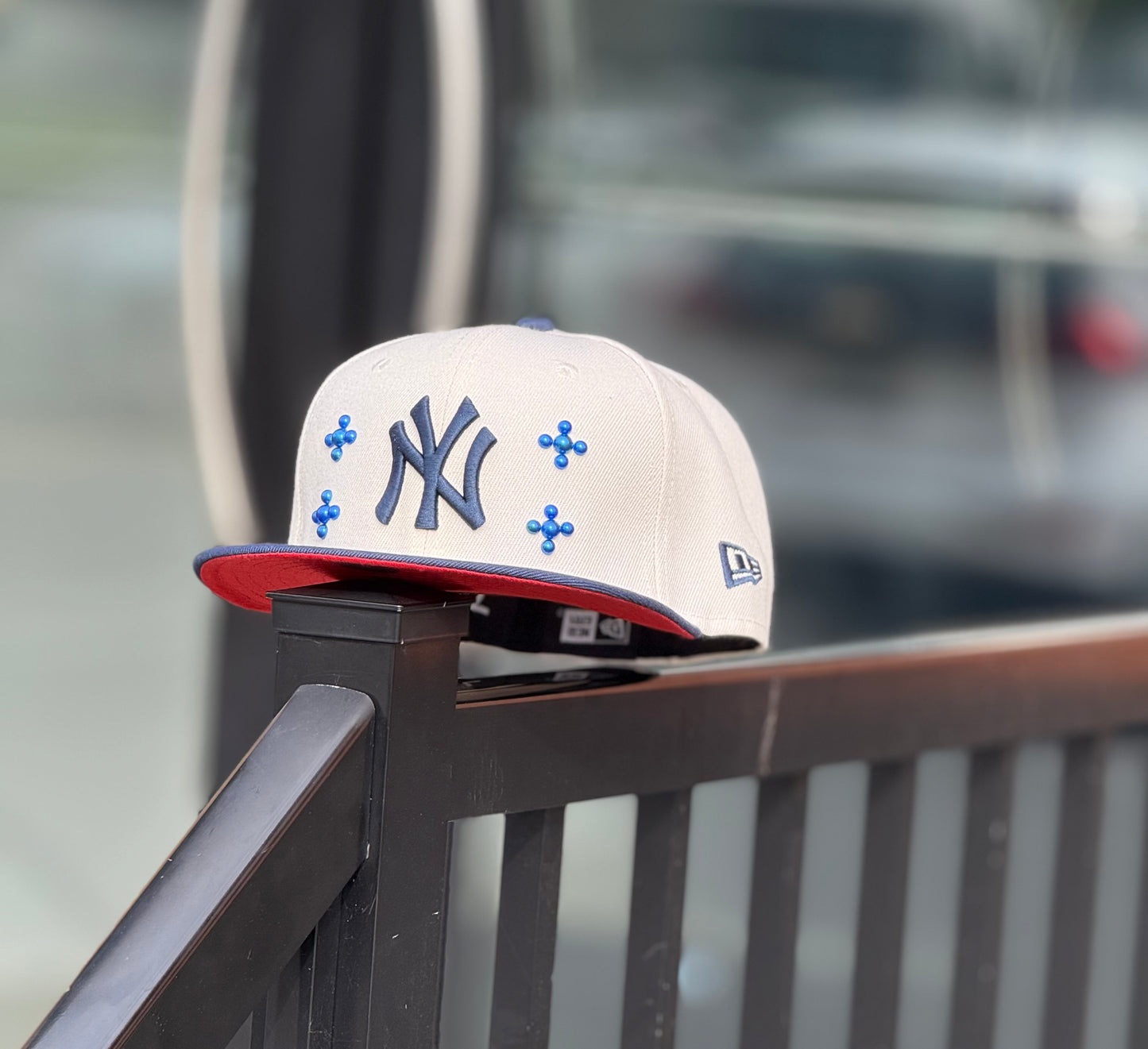 One of 1 Rouge & Bleu